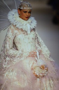 1327493975_EmanuelUngaro1994HauteCouture90.thumb.jpg.c8bccfd7e26dfea48d49806579a61c13.jpg