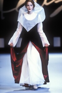 1330899456_Kenzo1994WomenRTW104.thumb.jpg.148f4f297baff6220b50043b559fe070.jpg