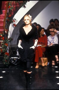 1337769344_DolceGabbana1998WomenRTW77.thumb.jpg.17c43e7df0f00a2e80592e41630c02c4.jpg