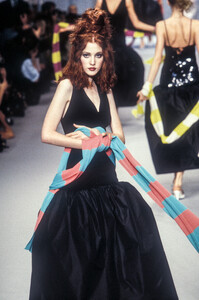 1391756172_KarlLagerfeld1996WomenRTW132.thumb.jpg.6c722f1ddc58d82d58d854a307489f01.jpg