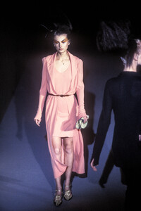 1415534940_KarlLagerfeld1997WomenRTW29.thumb.jpg.4bedaffd621e871a8df54f5cf35e38dd.jpg