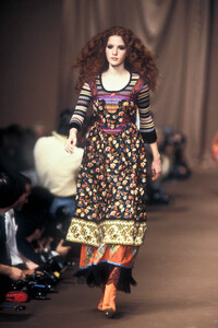 1448474135_ChristianLacroix1994WomenRTW50.thumb.jpg.530b31d205b5d4873189be425d779017.jpg