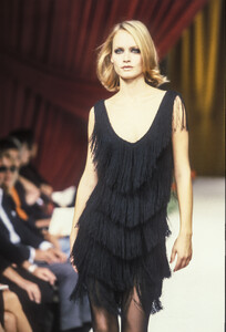 1456306326_Moschino1998WomenRTW100.thumb.jpg.e32dece0b16a4af696e7527887cf2fdc.jpg