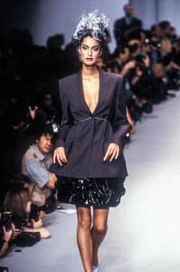 1503230696_KarlLagerfeld1996WomenRTW113.thumb.jpg.0913ed9f4d445ddaa0a1532ea585aa97.jpg