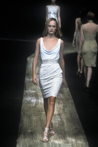 1556964021_Valentino1998WomenRTW59.thumb.jpg.0f0156e67e63243463fce23dee351698.jpg