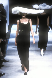 15794409_YohjiYamamoto1998WomenRTW62.thumb.jpg.264ecb0d1960d35143d15f057487475a.jpg