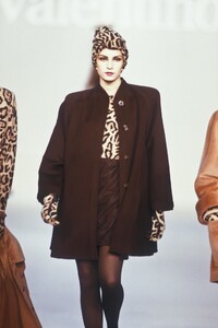 1581787104_Valentino1987WomenRTW99.thumb.jpg.3de688b2a3d40116d600443c348c3fe9.jpg