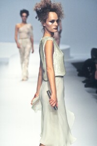 1586569192_Valentino1997WomenRTW30.thumb.jpg.1a8e7d20eb7d473429e744477f2d3f75.jpg