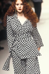 1601582409_YvesSaintLaurent1995WomenRTW16.thumb.jpg.3e40f19e4ab32f2df4270ff6dfbef91e.jpg