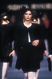 1609559099_SoniaRykiel1989WomenRTW13.thumb.jpg.14dc543e99324fe2d7ef175a3725914d.jpg