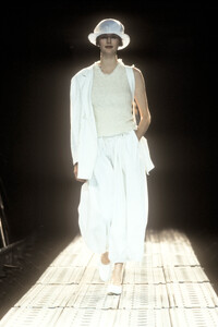 1629358876_YohjiYamamoto1997WomenRTW35.thumb.jpg.297d0b3ae685a54db67a2eb14c8685de.jpg