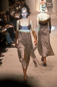 1638616983_Fendi1998WomenRTW20.thumb.jpg.53ba5fb7e2a94f312393b321c03ff13e.jpg