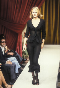 1648016340_Moschino1998WomenRTW21.thumb.jpg.46a2eac7ca9dec3ba0a4721d86643df1.jpg