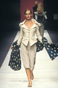 1652510107_ChristianLacroix1997WomenRTW55.thumb.jpg.0a2cb2385284c00c989262f779ee78bf.jpg