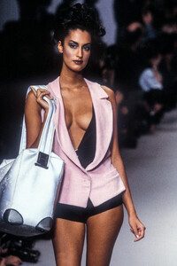 1690166699_KarlLagerfeld1996WomenRTW61.thumb.jpg.118a14234306e434189dbb9621c6e037.jpg