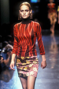 1707503051_VersusbyDonatella1997WomenRTW99.thumb.jpg.739df216b223ecb9f0f56bba08c43e50.jpg