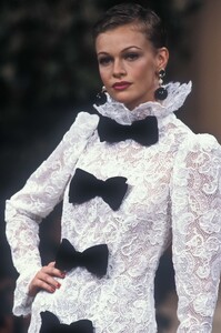1717513373_YvesSaintLaurent1993HauteCouture221.thumb.jpg.d52f07b56f8029dbe73dc80a52b4af61.jpg