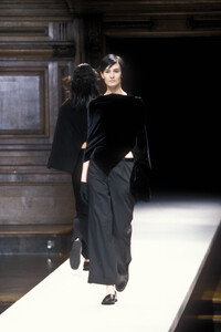 1717728860_YohjiYamamoto1998WomenRTW54.thumb.jpg.3d23b40d52c86e1975a5b63c4635208d.jpg