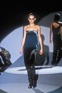 1718172423_Gucci1997WomenRTW70.thumb.jpg.17428c8cb0b9062bc4e67be3bfbfc4e2.jpg