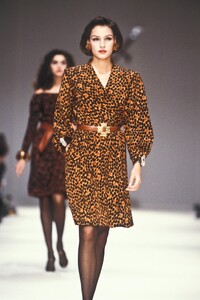 1720516009_YvesSaintLaurent1989WomenRTW87.thumb.jpg.afe15739f11e13d8ada4728fdb4320ca.jpg