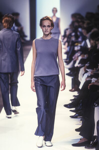 1735858854_JilSanderSS973.thumb.jpg.2fe46c0c5e319c42faffb346fd923db9.jpg