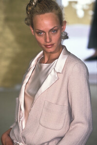 1766458016_Chanel1998HauteCouture10.thumb.jpg.08d29966ff2ea4802608c88ff85ad023.jpg