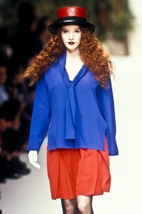 1800267047_YvesSaintLaurent1995WomenRTW33.thumb.jpg.d7623a6957e4a27c5addfb3b5eed942c.jpg