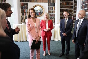 1818559122_katemiddletoninpinkalexandermcqueensuitatroundtableconferenceinlondon202218.thumb.jpg.7f29ddc78285f56005857b6285c7ff0c.jpg