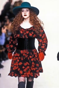 1863645696_YvesSaintLaurent1994WomenRTW62.thumb.jpg.0a2f92693253de67ff6df18a0bca3cd8.jpg