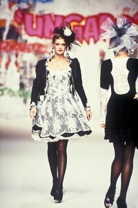 192405898_EmanuelUngaro1994HauteCouture75.thumb.jpg.a99310a3e653dd7dd8747a26affe4c70.jpg