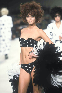 1925433176_Chanel1997WomenRTW168.thumb.jpg.07176bb78202488fea9b0c3408be965b.jpg