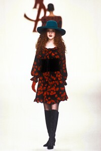 1934363101_YvesSaintLaurent1994WomenRTW61.thumb.jpg.91b658810a28bf13dc68141aed38f1ef.jpg