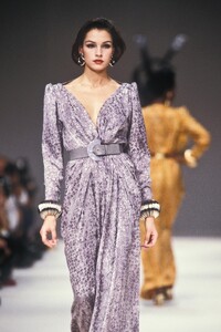 1962193652_YvesSaintLaurent1989WomenRTW202.thumb.jpg.6d8c17dc0889b78499b81307d2039316.jpg