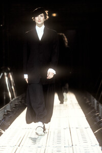 1965109503_YohjiYamamoto1997WomenRTW38.thumb.jpg.5413353168ad7062aa500abf6242257e.jpg