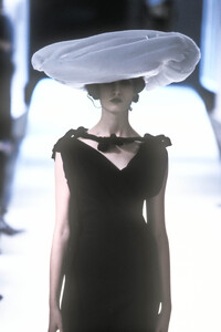 1986787726_YohjiYamamoto1998WomenRTW61.thumb.jpg.eb51d970321b477d183e43d8be656bdc.jpg