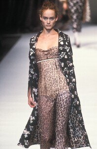 2108781752_DolceGabbana1997WomenRTW126.thumb.jpg.280ee1af97e8db4d949518b906080eec.jpg