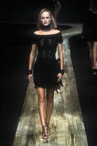 2116371433_Valentino1998WomenRTW73.thumb.jpg.b03428c286c0aaa0f9394ae257922cbd.jpg