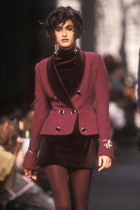 2138186486_KarlLagerfeld1990WomenRTW29.thumb.jpg.e529af0d06dc512ce38aa4cf374b197f.jpg