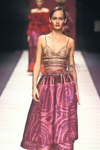 2146512651_ChristianLacroix1997WomenRTW102.thumb.jpg.75728873a56b16efecbc43ee3e824526.jpg
