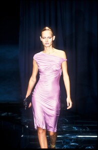 247419856_Versace1998WomenRTW13.thumb.jpg.57f65a3819ed876e8e071fdf5c0d8177.jpg