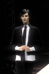 25253937_YohjiYamamoto1998WomenRTW16.thumb.jpg.bf0ebc82a4014d1070bdf1d59a1a3a5c.jpg