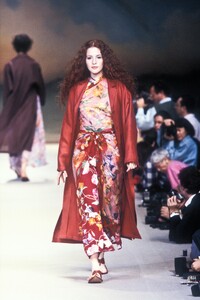 253012693_Kenzo1994WomenRTW99.thumb.jpg.23b0479c777415f5342dc92672d14686.jpg