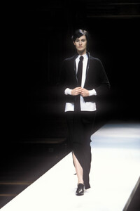 25770076_YohjiYamamoto1998WomenRTW15.thumb.jpg.336f26d4cb488c70743e8f7736bb95fe.jpg