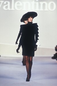 257936942_Valentino1987WomenRTW120.thumb.jpg.96f0e6fef997c7f9d595aaae98f525ff.jpg