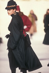 287249613_ChristianDior1987WomenRTW8.thumb.jpg.82ca8fcdb30515a2150f0fff71903013.jpg