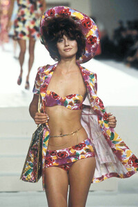358623083_Chanel1997WomenRTW75.thumb.jpg.324a23191147bdba0b0ca299e7ca0c2d.jpg