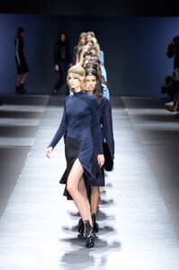 38618136_Versace2016WomenRTW15.thumb.jpg.3264e9828f533f798d4969c25f0544c0.jpg