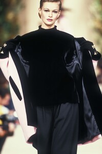 387284660_YvesSaintLaurent1993HauteCouture133-Copy.thumb.jpg.ebe72b7c47e2973550bf983a05506391.jpg
