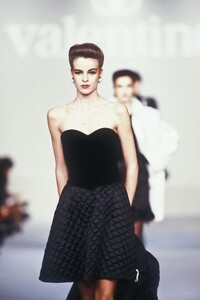 394502378_Valentino1987WomenRTW159.thumb.jpg.f7f6035d7ae35696d8e54dadf0c28cdc.jpg