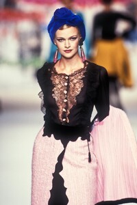 4283913_EmanuelUngaro1994HauteCouture61.thumb.jpg.1ae072fed41dc18e9740bead0f453f83.jpg